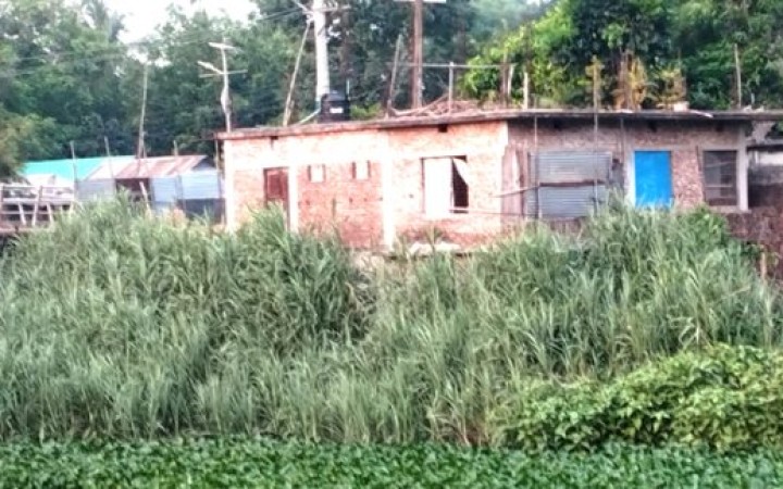 টাঙ্গাইলে লৌহজং নদীর জায়গা দখল করে বহুতল ভবন নির্মাণ