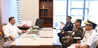 সচিবালয়ে প্রধানমন্ত্রীর সঙ্গে তিন বাহিনীর প্রধানদের সাক্ষাৎ